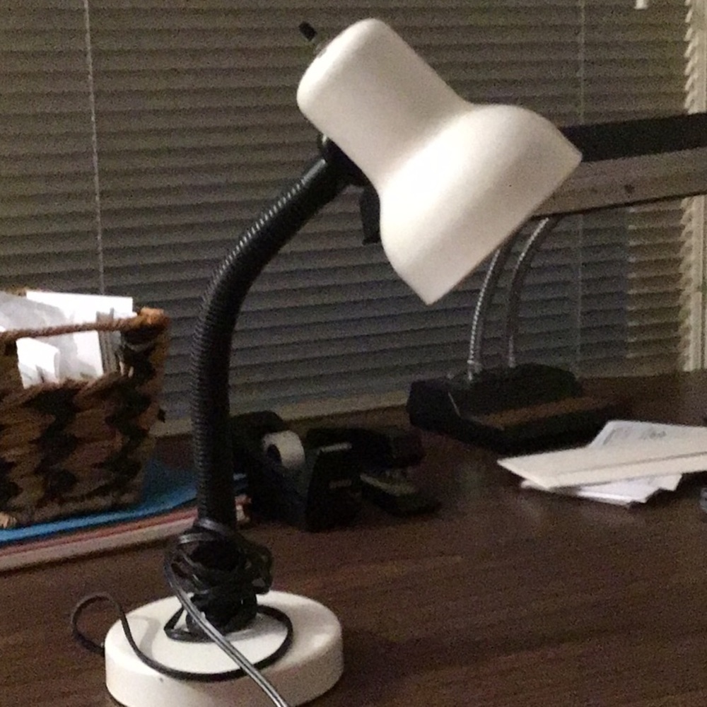 Adjustable desk lamp